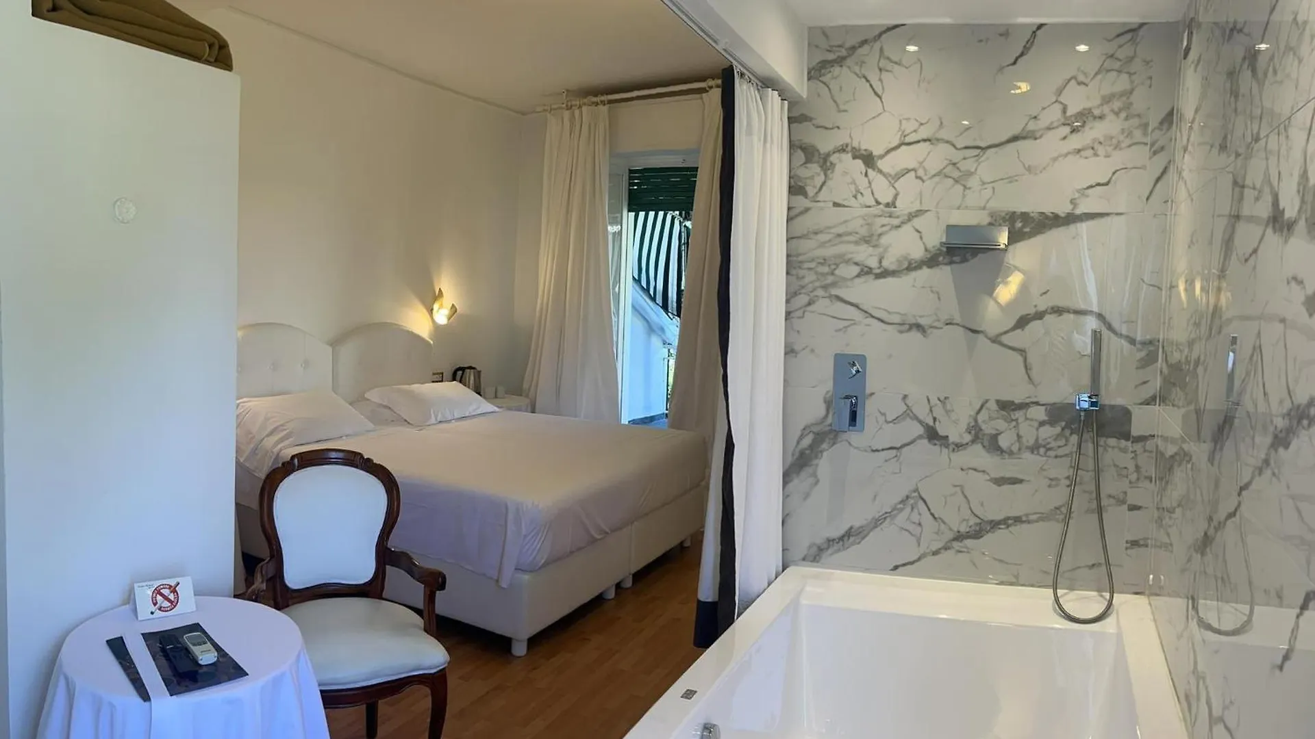 Eveline 2 - Piscina Privata O Jacuzzi Hotel Sanremo 4*,  Italy